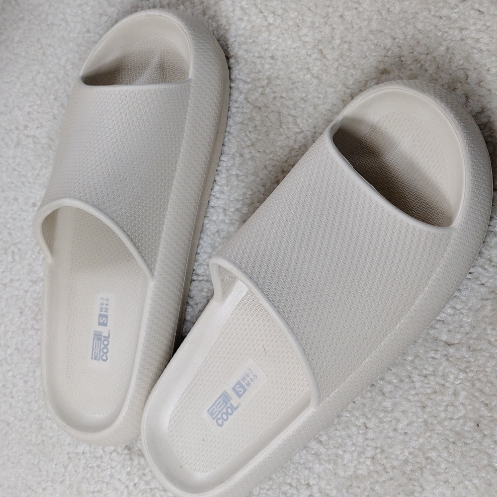 32 Degrees Cool beige slides. NWOT. Boys 4 -5